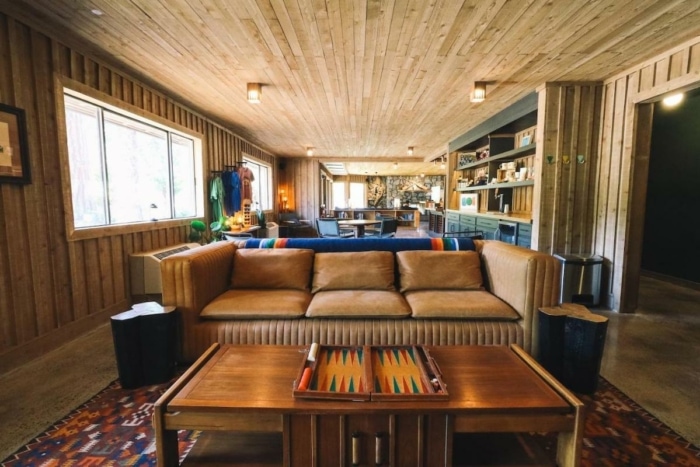 Área de descanso con juego de backgammon en Lake Tahoe en el hotel boutique Station House Inn