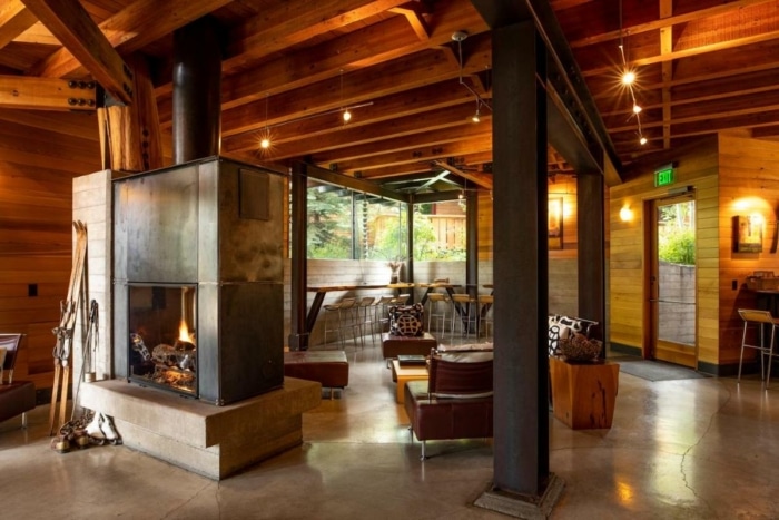 Lujo interior alpino en las zonas comunes de Gravity Haus