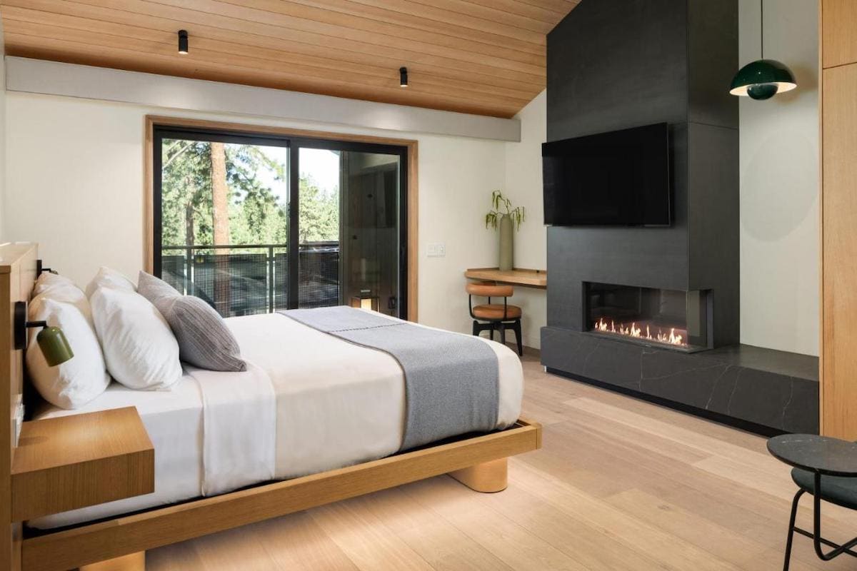 Habitación de huéspedes negra y neutra minimalista y elegante en Desolation Hotel