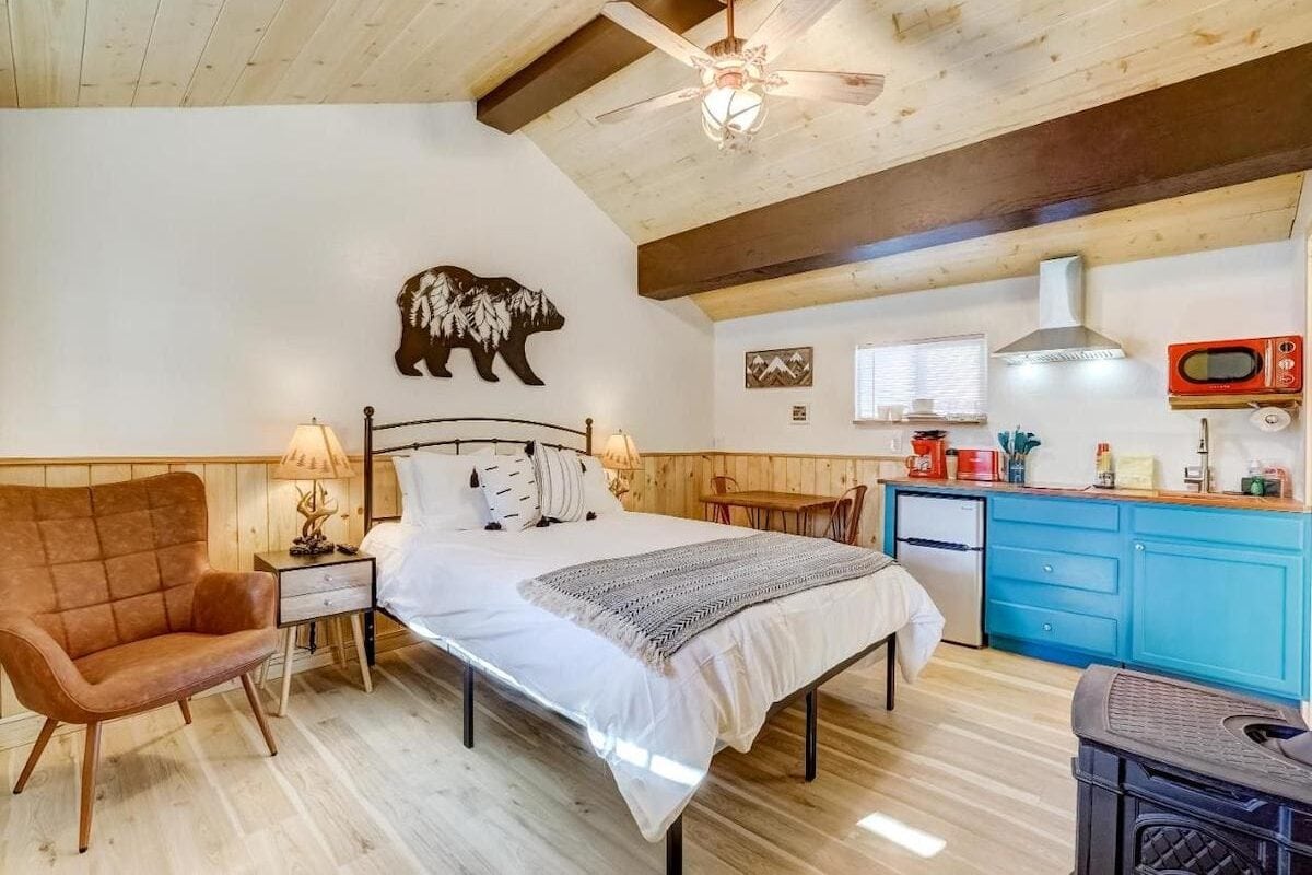 Diseño de habitación de huéspedes con cocina azul brillante en Tahoe Mountain Inn