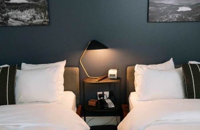 Habitación de invitados con paredes azul oscuro en Gravity Haus