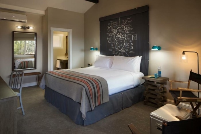 Interior de la habitación de huéspedes con el mapa de Tahoe como cabecera 
