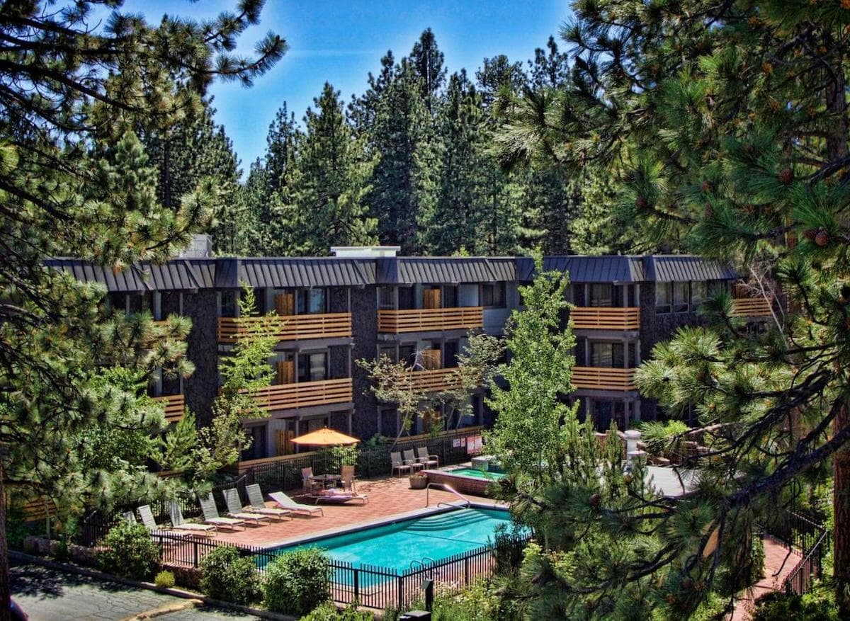Área de la piscina del Hotel Azure en Lake Tahoe