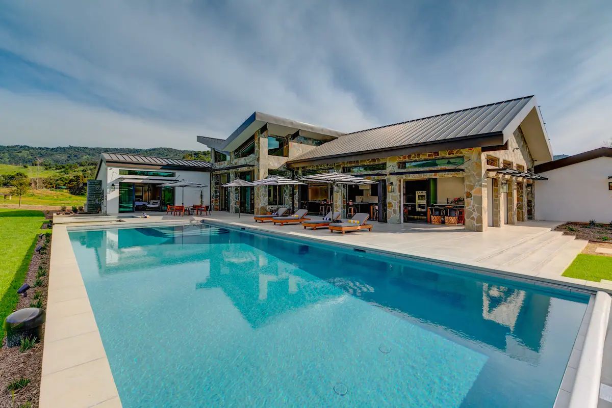 piscina en airbnb