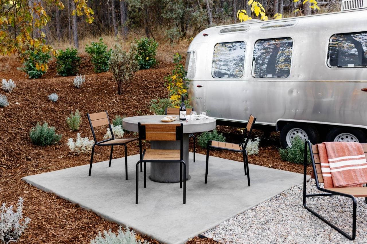 Mesa fuera de Airstream en AutCamp Yosemite
