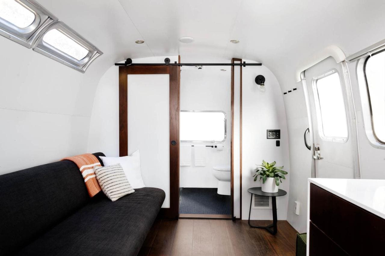 Interior de Airstream en Autocamp Yosemite