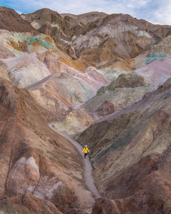 Sendero a través de la paleta del artista, valle de la muerte.