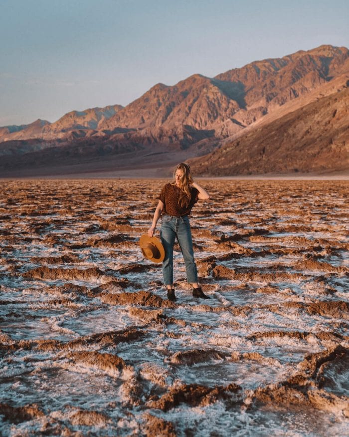 Chica de pie en salinas en Badwater Basin