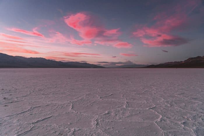 Rosa puesta de sol sobre Badwater Basin en Death Valley
