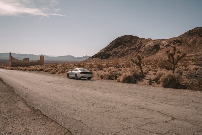 Mustang en el pueblo fantasma de Rhyolite