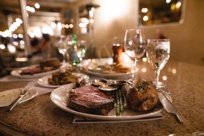 Cena de bistec en Vineyard Rose