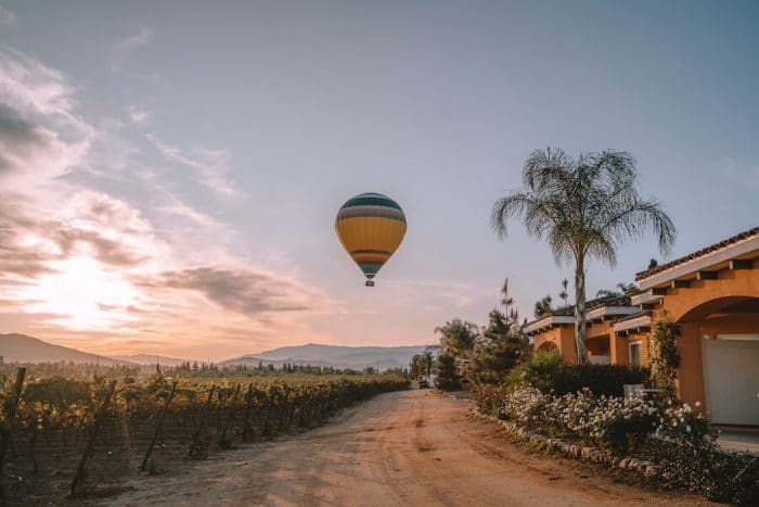 Globo aerostático sobrevolando la bodega Carter Estate, en una de las mejores regiones vinícolas de California