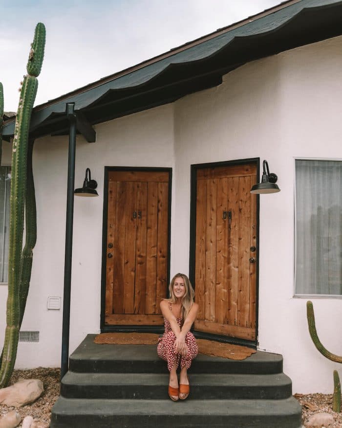 Michelle Halpern sentada en el porche del Alamo Motel, en una de las mejores regiones vinícolas de California