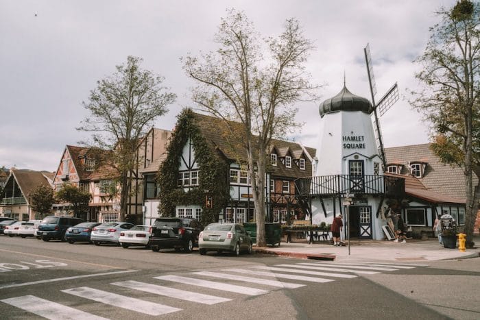 Centro de Solvang, CA en Santa Ynez Valley, una de las mejores regiones vinícolas de California