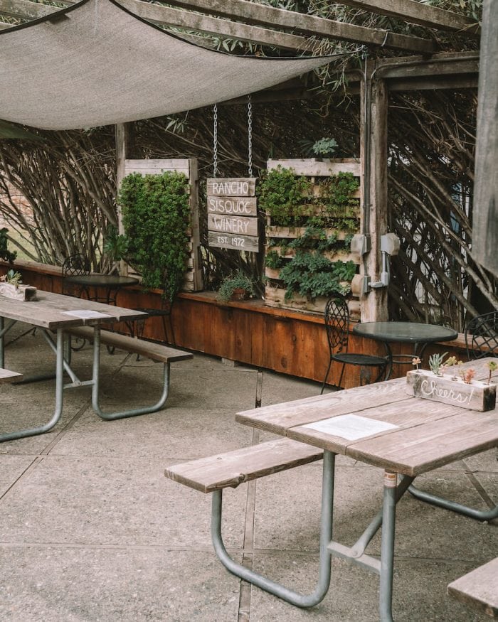 Patio en la bodega Rancho Sisquoc