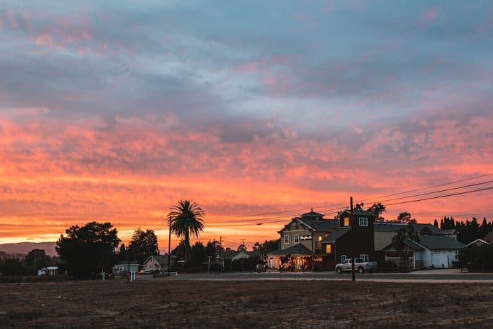 Puesta de sol sobre el Wine Stone Inn en Santa Maria Valley - una de las mejores regiones vinícolas de California