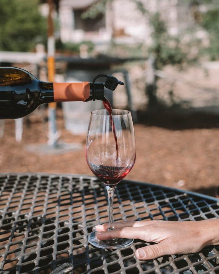 Se vierte vino tinto en Foxen Winery