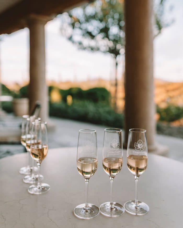 Copas de vino espumoso en la sala de degustación de Carter Estate, en una de las mejores regiones vinícolas de California