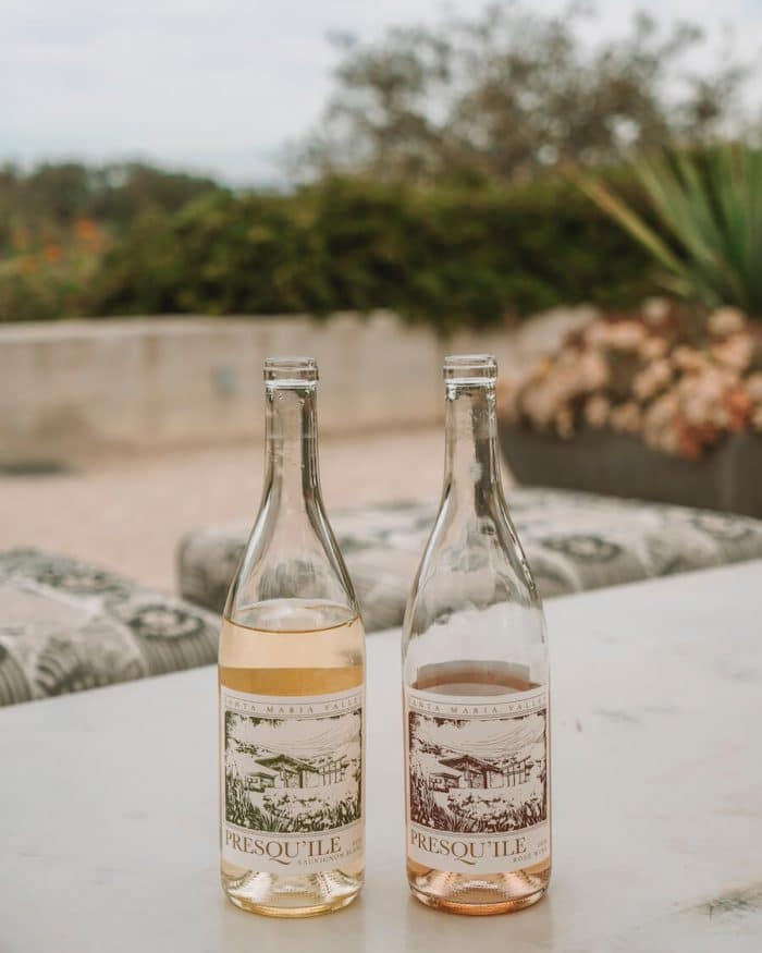Botellas de vino en la bodega Presqu'ile