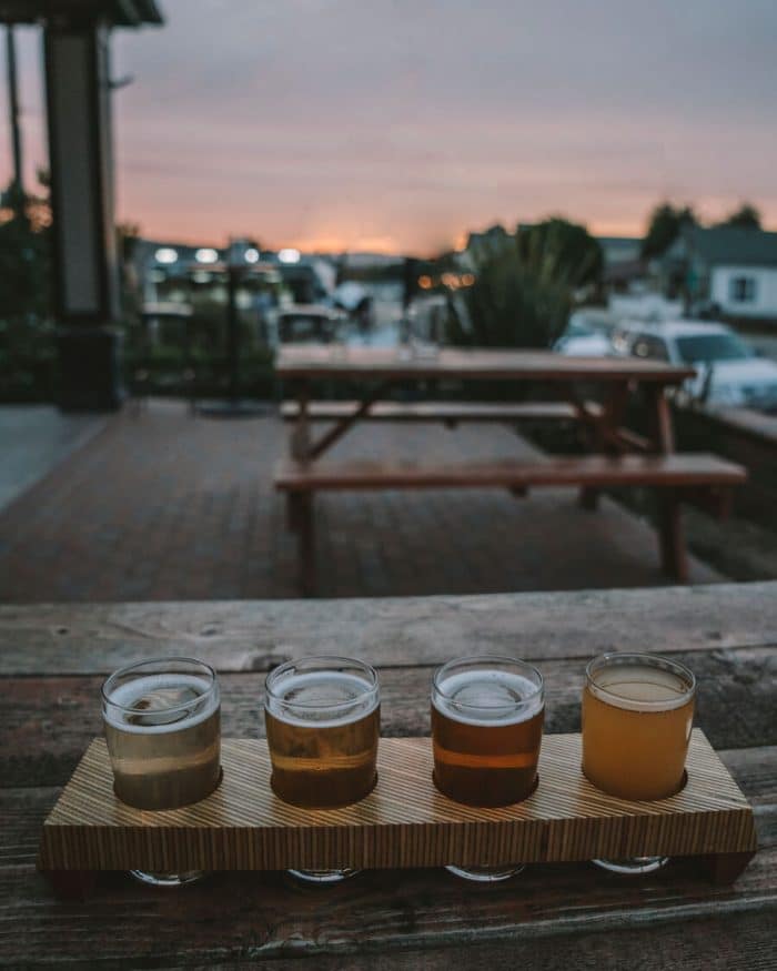Vuelo de cerveza en Naughty Oak Brewing