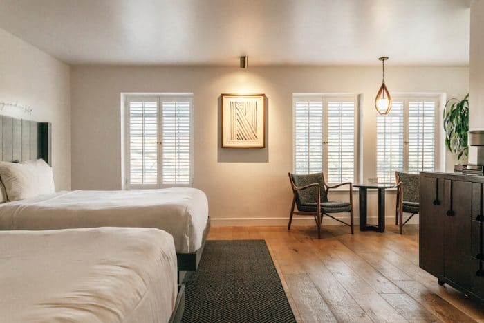 Interior del dormitorio en el hotel The Landsby en Solvang, en el corazón de una de las mejores regiones vinícolas de California