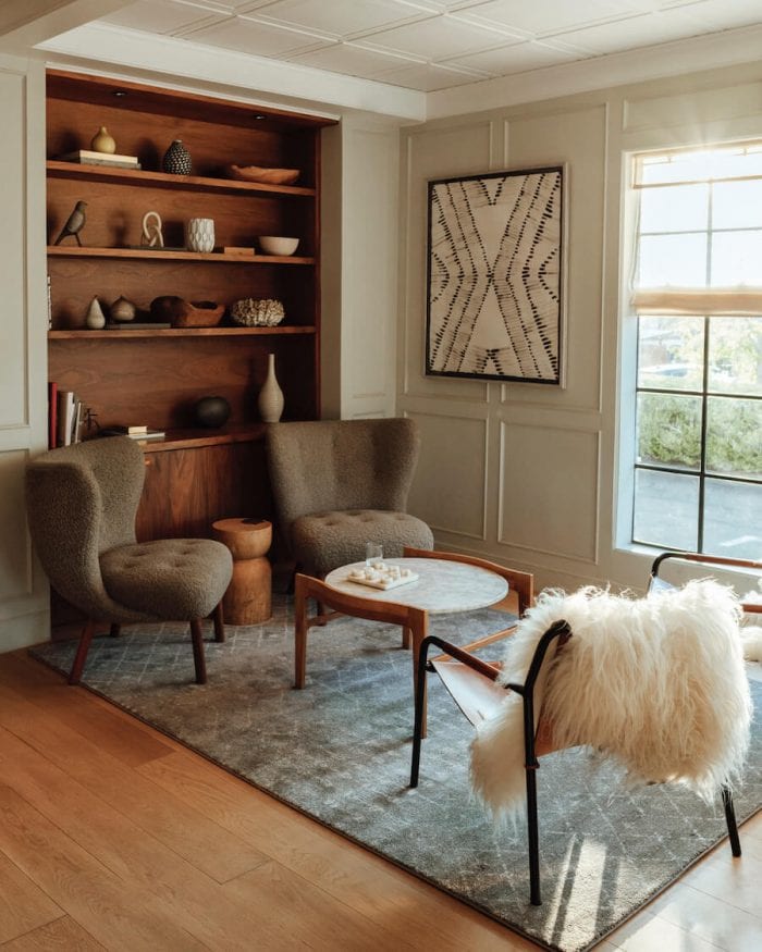 Diseño de vestíbulo escandinavo en el Landsby Hotel