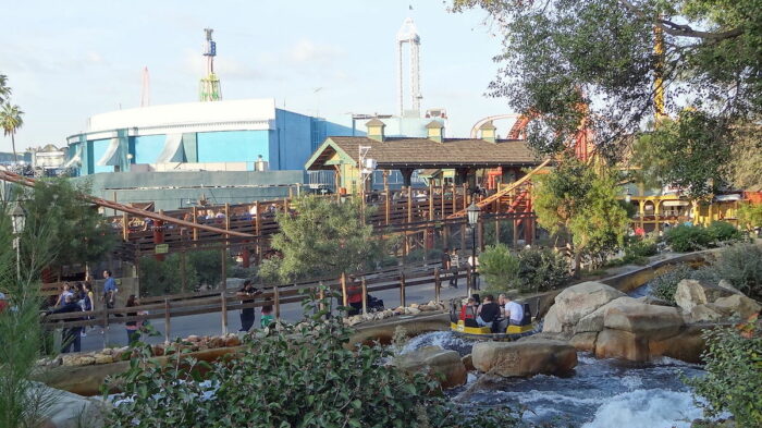 Big Foot Rapids en Knott's Berry Farm por Metro96 a través de Wikipedia cc