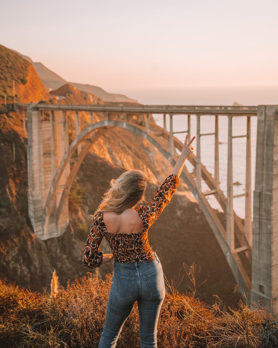 Michelle Halpern en Bixby Bridge para el blog de viaje por carretera de Big Sur