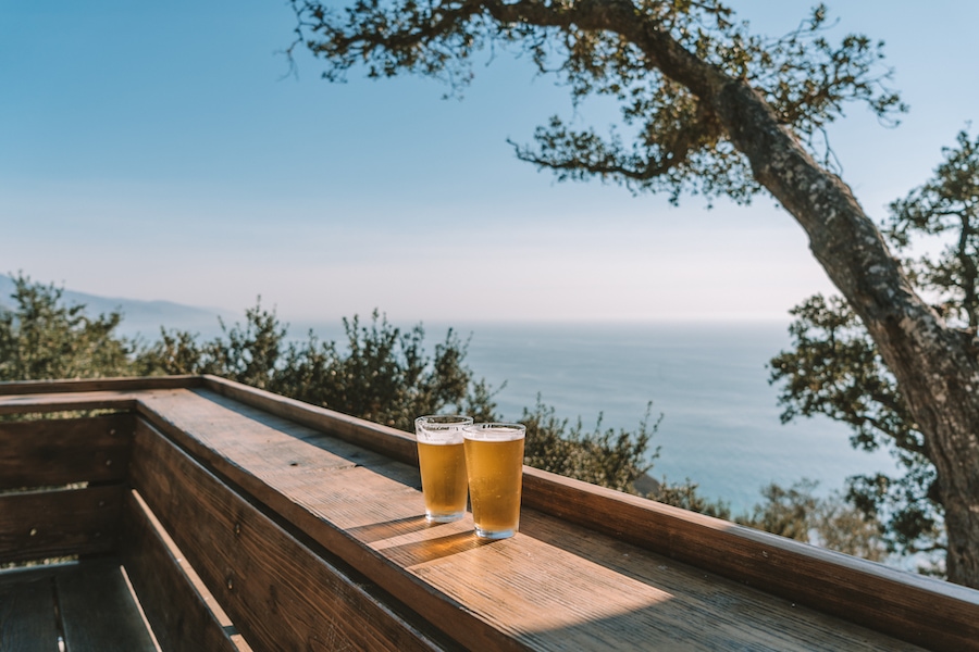 Cervezas en Nepenthe para el blog de viaje por carretera de Big Sur