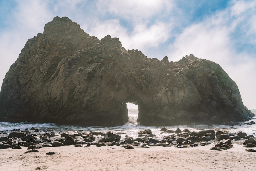 Enorme formación rocosa en Big Sur