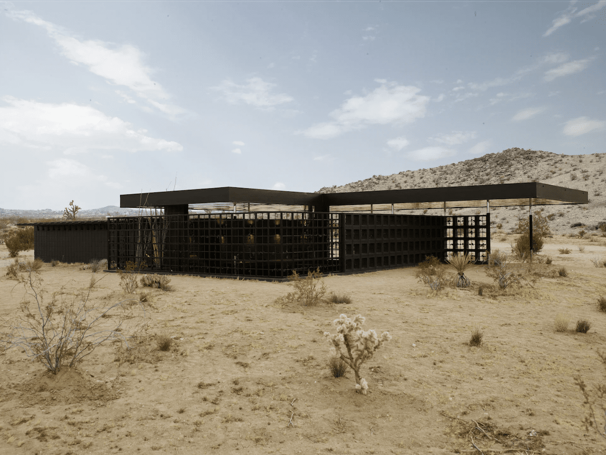 Hogar arquitectónico de rosa de terciopelo negro Joshua Tree - lugares únicos para quedarse en California