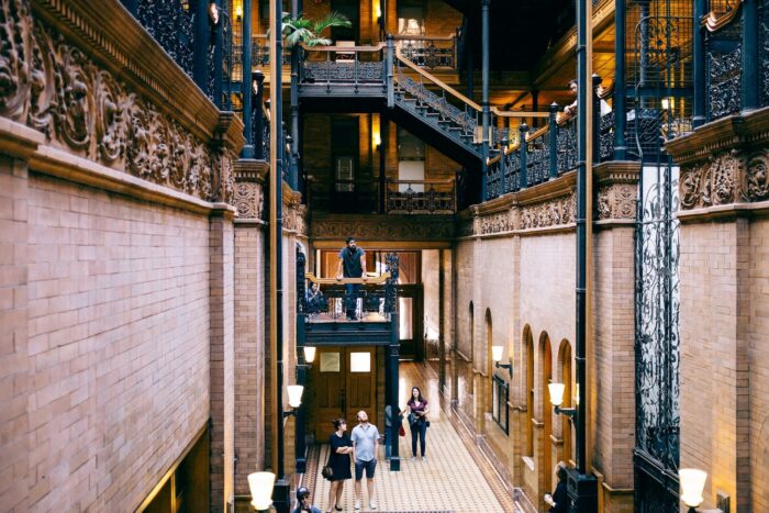 Edificio Bradbury por Ashim D Silva a través de Unsplash