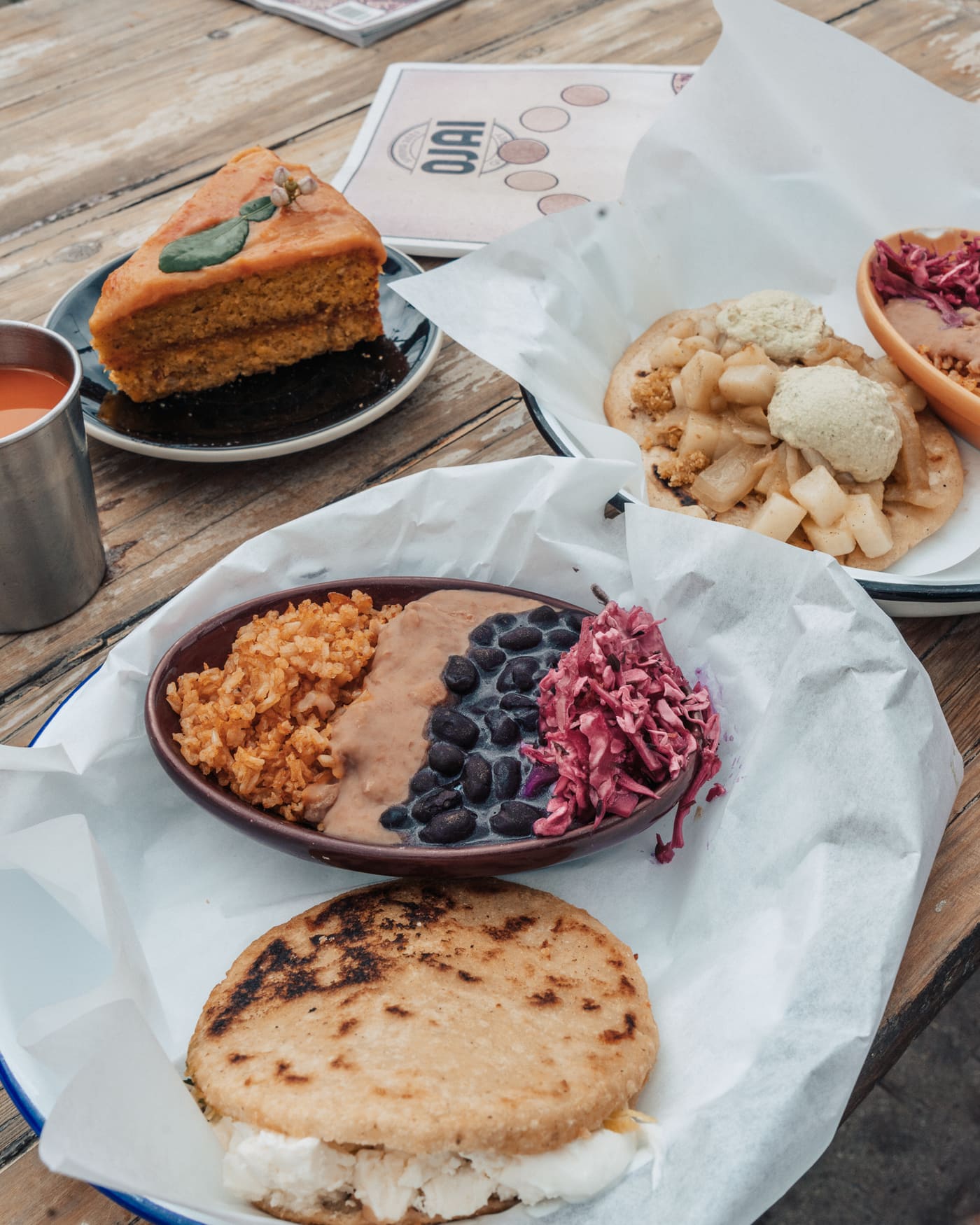 Almuerzo en Ojai, California, en una mesa de picnic - California en primavera