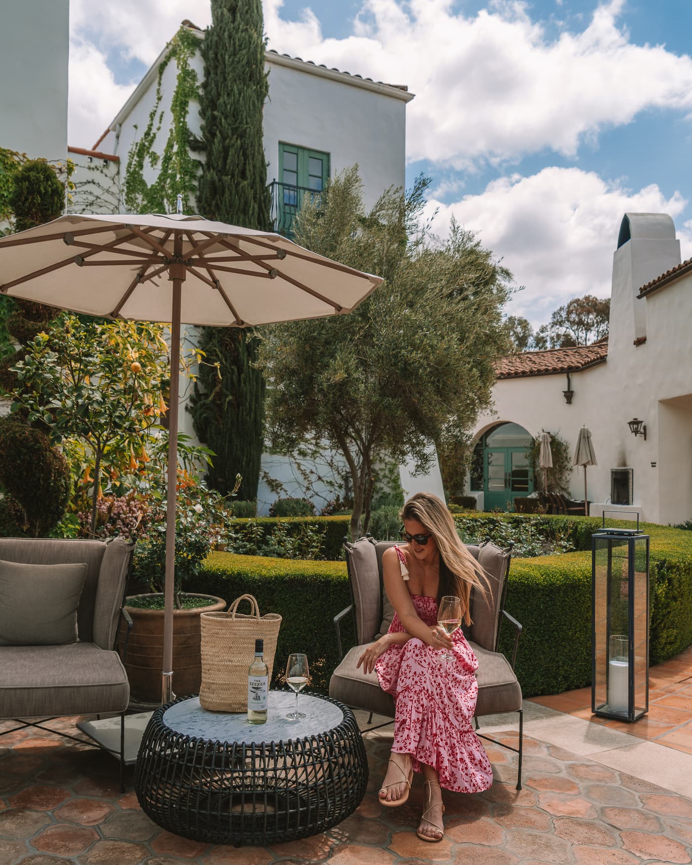 Michelle Halpern bebiendo vino en el Ojai Valley Inn en California en primavera