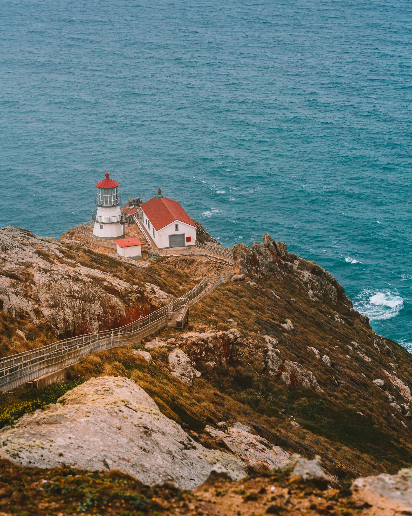 Vista del faro de Point Reyes en California en primavera