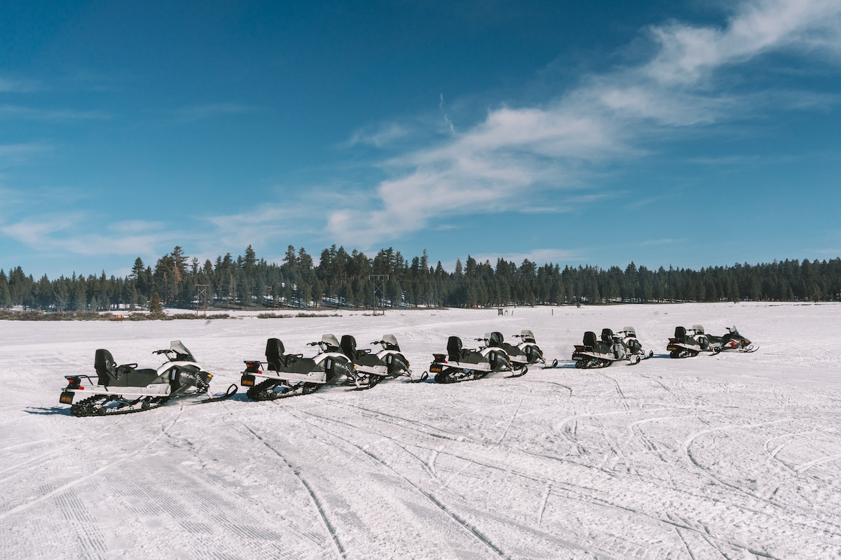Motos de nieve alineadas en Mammoth, California