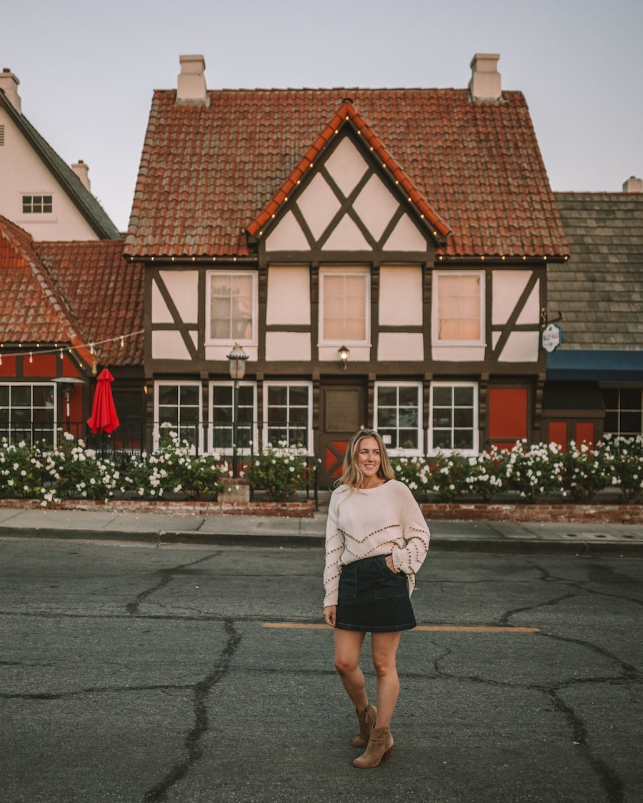 Michelle Halpern frente a la arquitectura danesa en Solvang, California