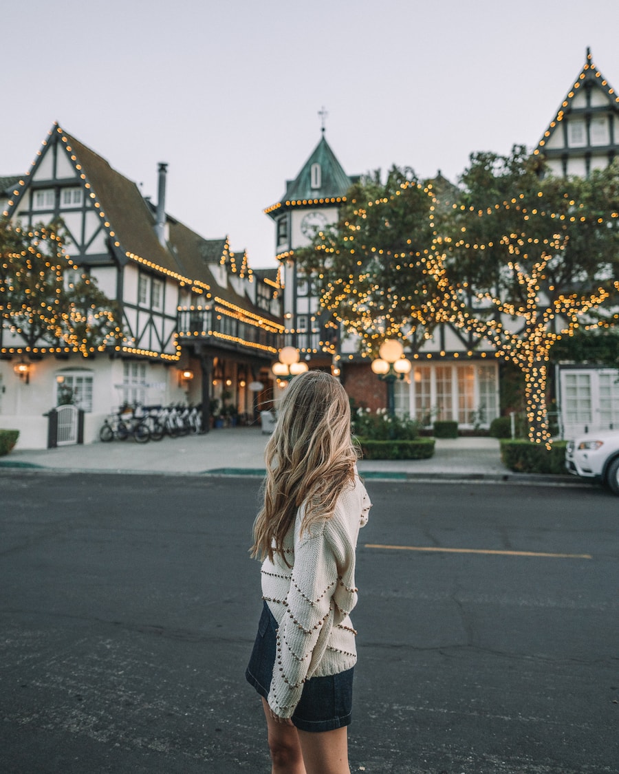 Solvang, California iluminada con luces navideñas
