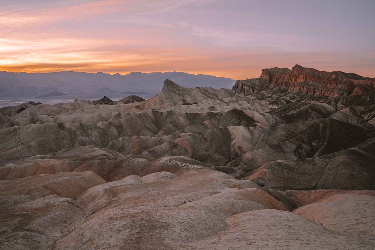 Puesta de sol sobre Zabriskie Point en Death Valley durante California en invierno
