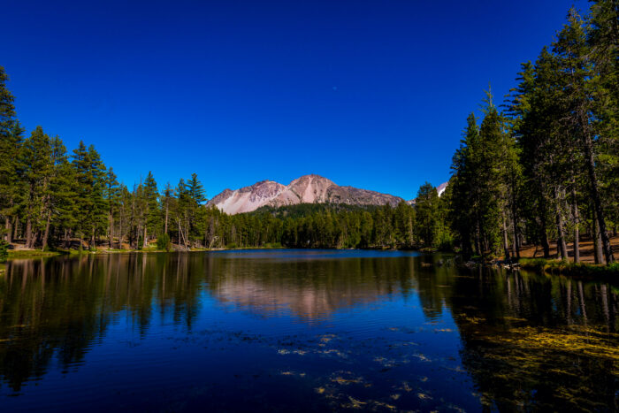 Chaos Crags reflejados en Reflection Lake, Parque Nacional Volcánico Lassen, California foto a través de Depositphotos