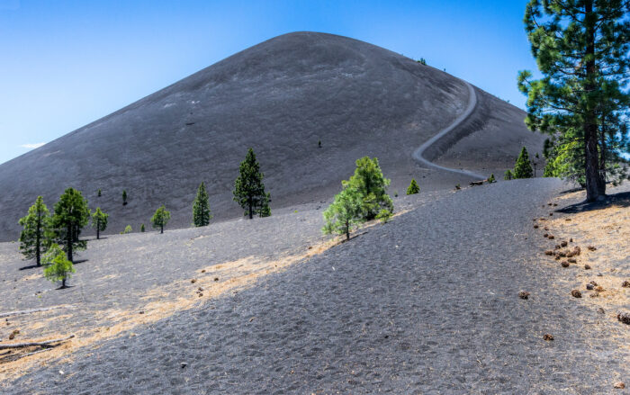 Volcán de cono de ceniza en el Parque Nacional Volcánico Lassen foto a través de Depositphotos