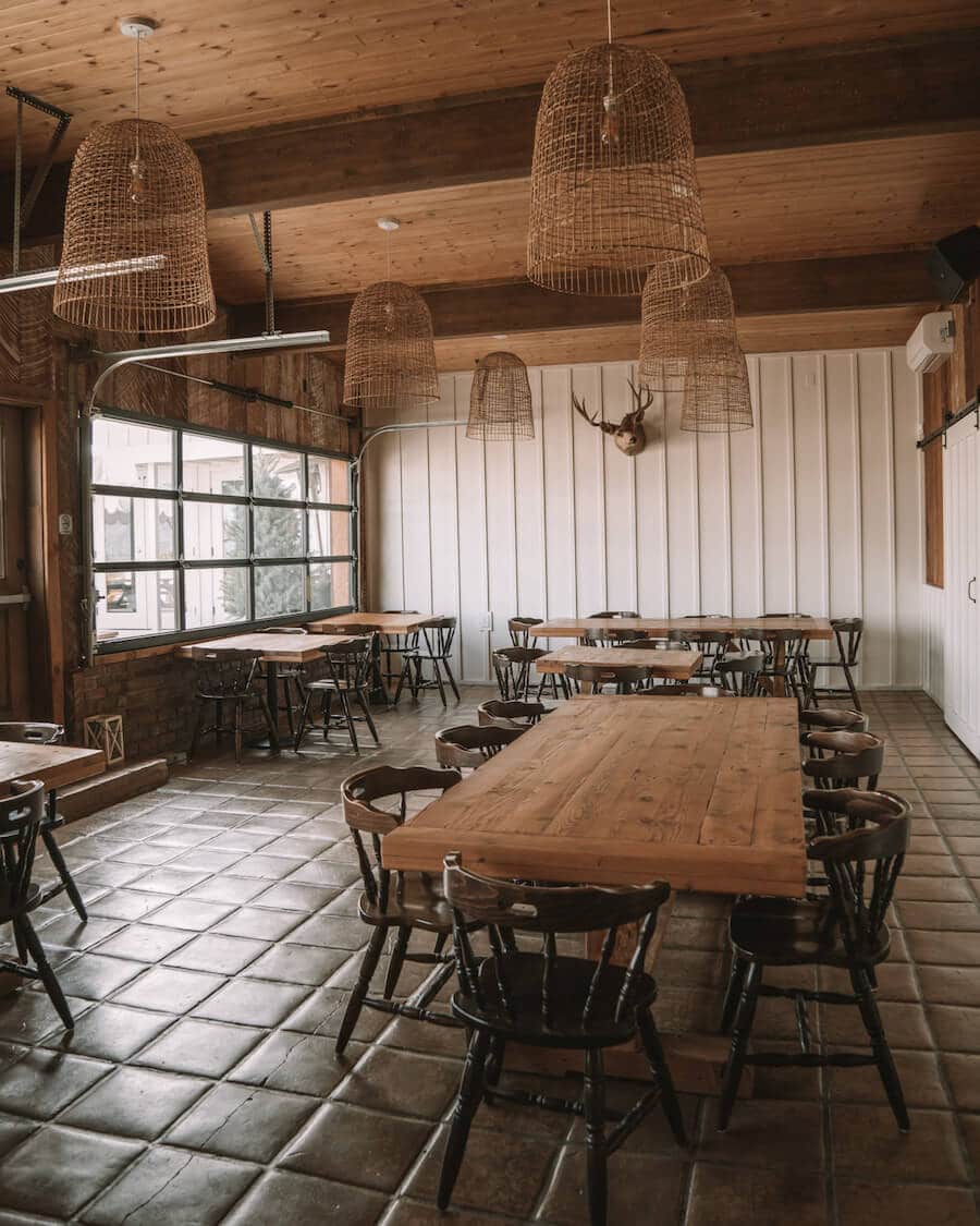 Comedor en Cuyama Buckhorn con taxidermia en las paredes
