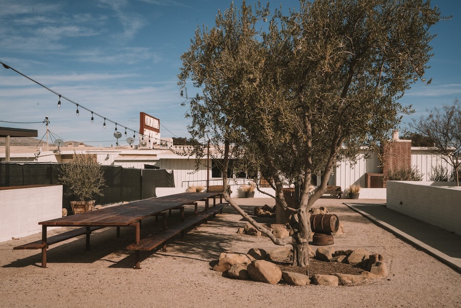Espacio para eventos al aire libre en el Cuyama Buckhorn con una larga mesa de madera