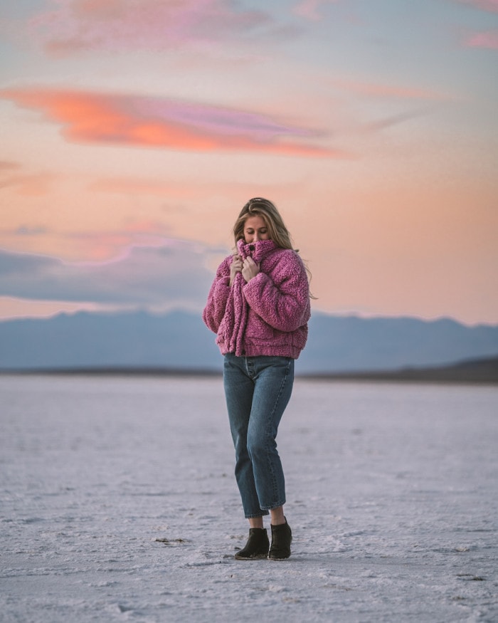 Michelle Halpern en Badwater Basin en Death Valley en invierno