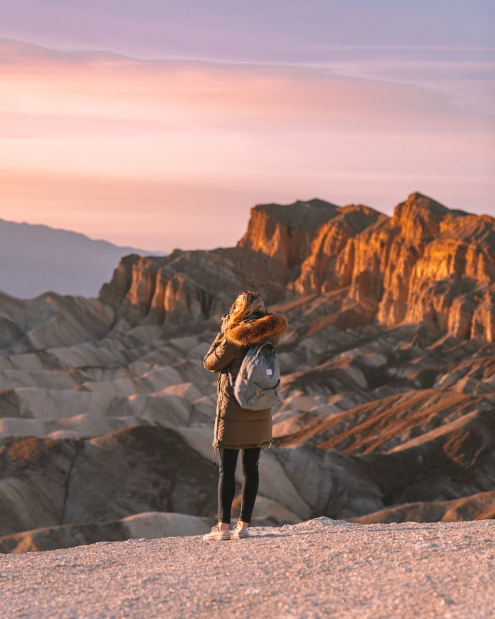Michelle Halpern en Zabriskie Point en Death Valley en invierno