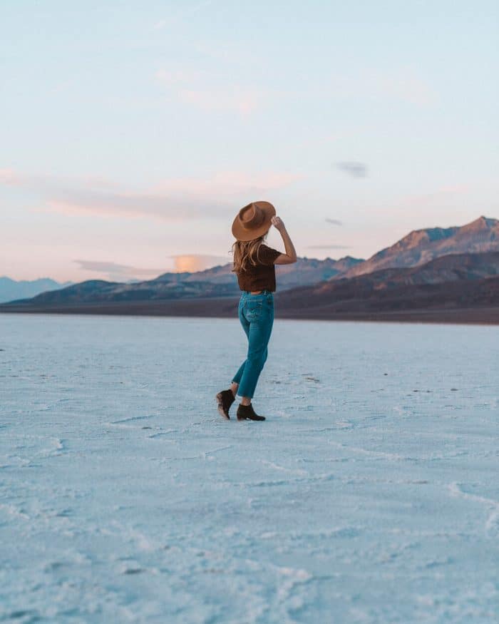 Chica de pie en la superficie de Badwater Basin