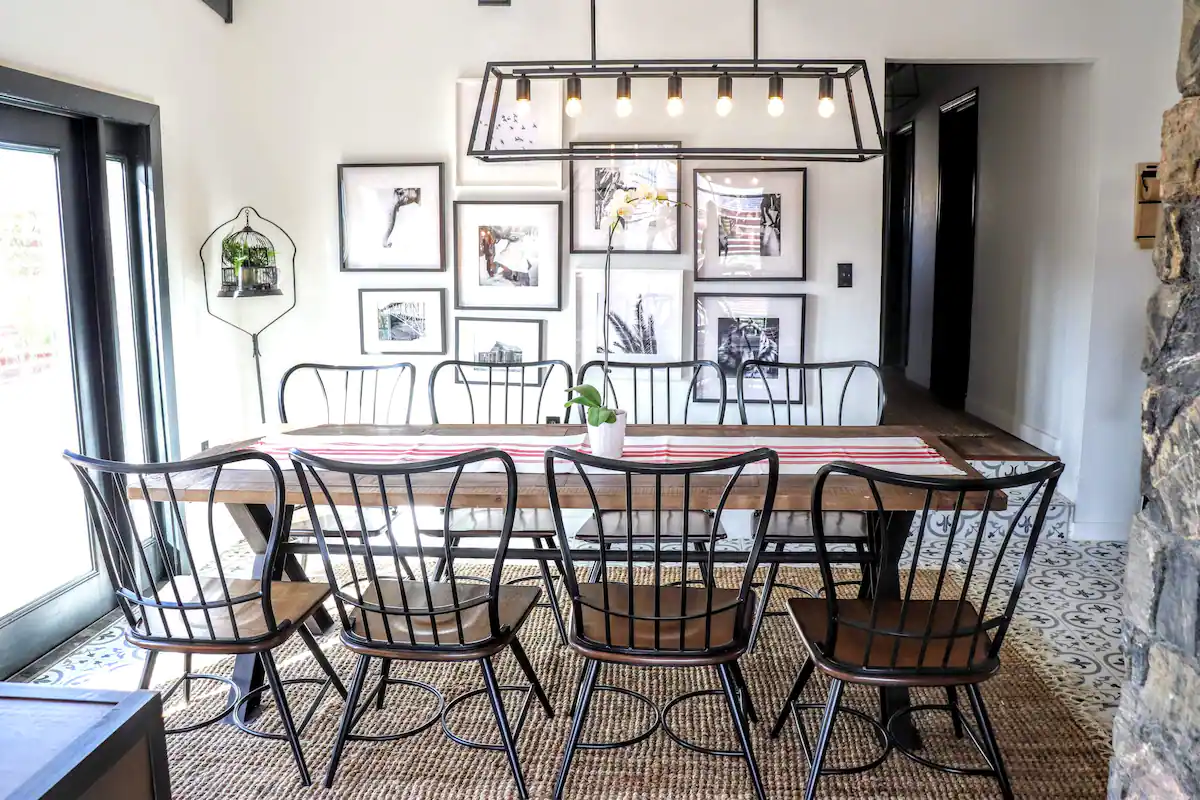 Mesa de comedor Design to Death Airbnb en Death Valley