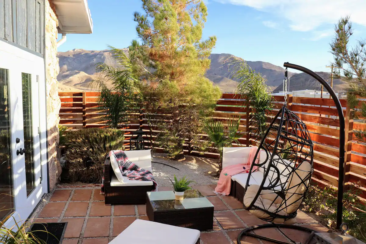 Patio trasero de Airbnb diseñado para morir