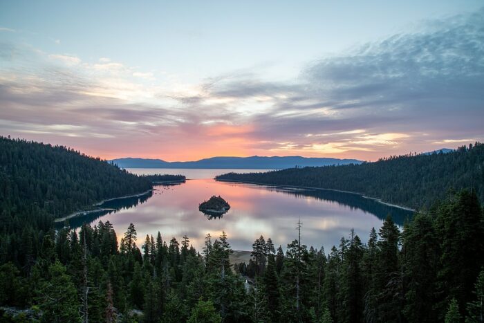 Parque estatal Emerald Bay Lake Tahoe por Eric Philbin a través de Wikipedia cc