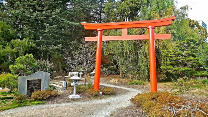 Frank H. Ogawa Memorial Torii en los jardines del lago Merritt, Oakland, CA por Niranjan Arminius a través de Wikimedia cc